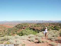 Junges Flittchen mastubiert in Nevada