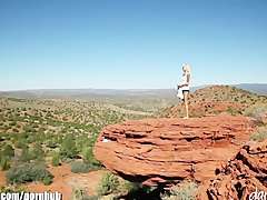 Junges Flittchen mastubiert in Nevada